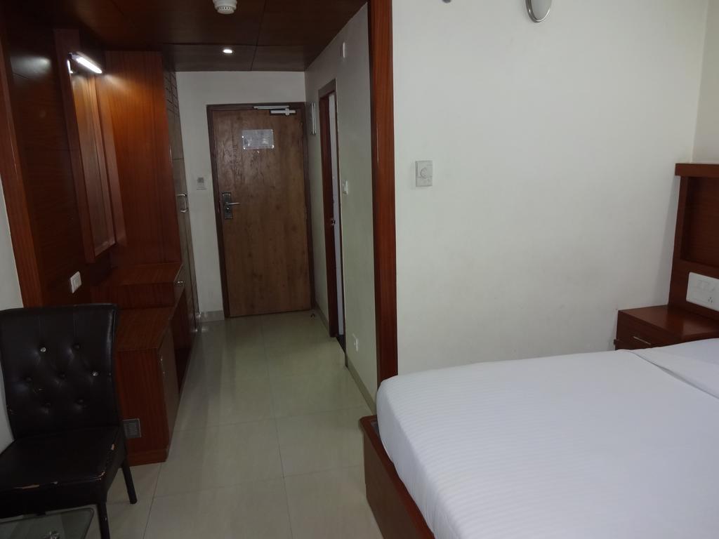 La Hospin Hotel Rājahmundry Zimmer foto